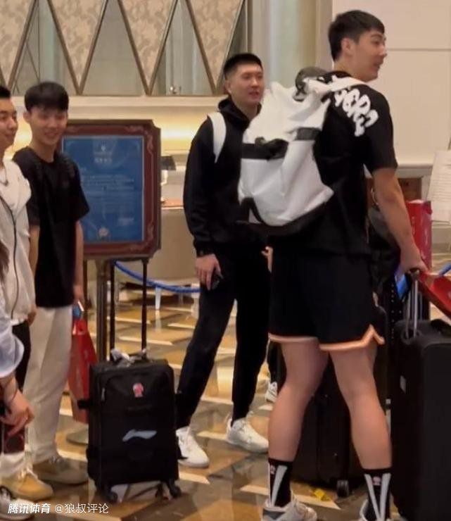 男生和女生做运动