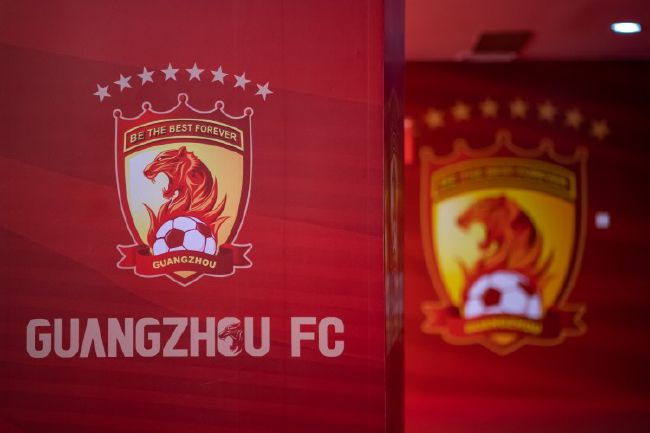 两个人一前一后攻击叙述